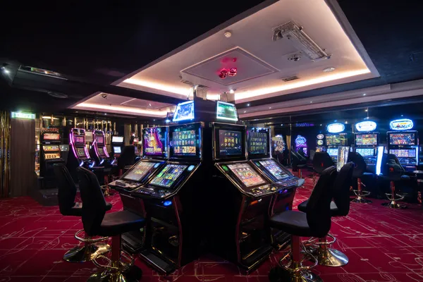 88FD — A high-class gaming experience without limits A woman in a luxurious green gown next to an ornate roulette wheel, capturing the upscale casino mood of 88FD.
